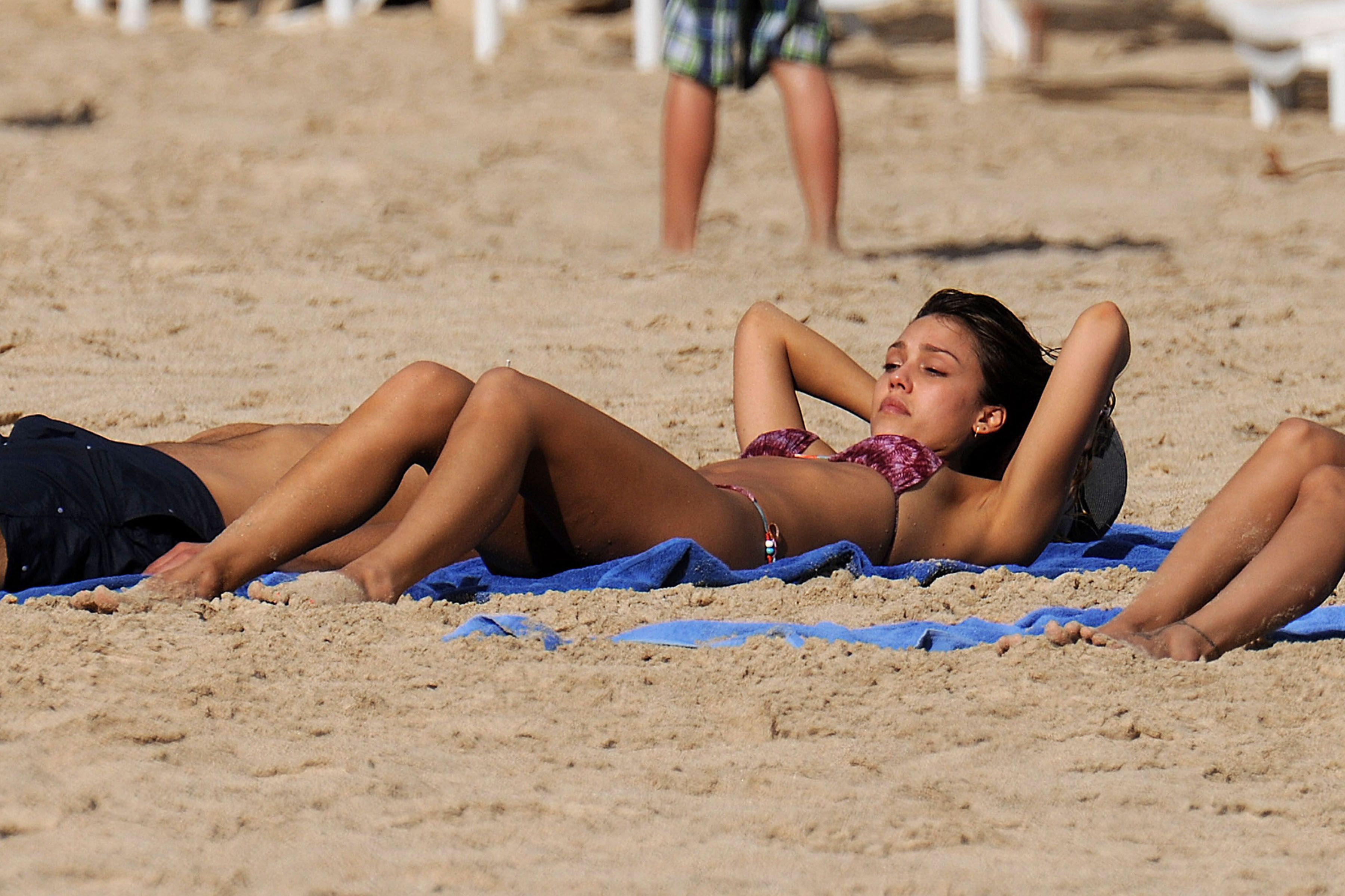 Девушки Топлесс На Пляже