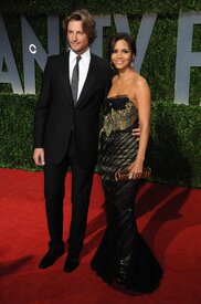 Celebutopia-Halle_Berry_arrives_at_the_2009_Vanity_Fair_Oscar_party-24.JPG