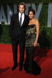 Celebutopia-Halle_Berry_arrives_at_the_2009_Vanity_Fair_Oscar_party-28.JPG