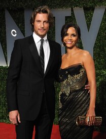 Celebutopia-Halle_Berry_arrives_at_the_2009_Vanity_Fair_Oscar_party-33.JPG