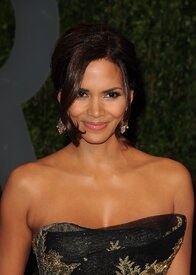 Celebutopia-Halle_Berry_arrives_at_the_2009_Vanity_Fair_Oscar_party-52.JPG