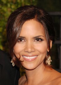 Celebutopia-Halle_Berry_arrives_at_the_2009_Vanity_Fair_Oscar_party-53.jpg