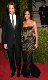 Celebutopia-Halle_Berry_arrives_at_the_2009_Vanity_Fair_Oscar_party-64.jpg