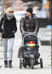 31435_Tikipeter_Karolina_Kurkova_out_with_family_005_123_429lo.jpg