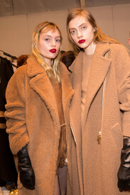 MaxMara Fall 2016 Backstage pSf1j4aPYERx.jpg