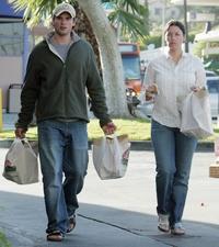 tom_welling_shopping_wife_jamie.jpg