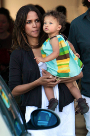 Halle_Berry_and_her_daughter_19.jpg