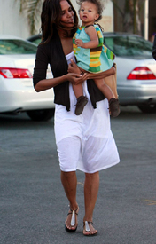 Halle_Berry_and_her_daughter_24.jpg