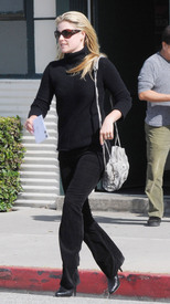 celebrity_paradise.com_TheElder_AliLarter2010_03_30_outinLA5.jpg