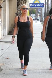 celebrity_paradise.com_TheElder_AmberRose2011_03_22_outinHollywood4.jpg