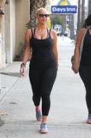 th_celebrity_paradise.com_TheElder_AmberRose2011_03_22_outinHollywood4.jpg