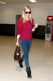 50053_celebrity_paradise.com_TheElder_KateBosworth2011_03_01_arrivesatLAX1_122_426lo.jpg