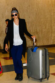 Cara-Delevingne-at-JFK-Airport--14.jpg