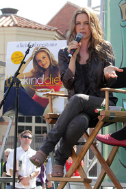 aliciasilverstonelatimesfestivalofbookstikipetercelebritycity020.jpg