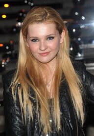 Tikipeter_Abigail_Breslin_Vanity_Fair_Party_1_006.jpg