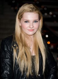 Tikipeter_Abigail_Breslin_Vanity_Fair_Party_1_016.jpg