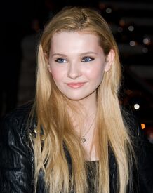 Tikipeter_Abigail_Breslin_Vanity_Fair_Party_1_026.jpg