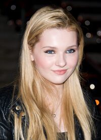 Tikipeter_Abigail_Breslin_Vanity_Fair_Party_1_028.jpg