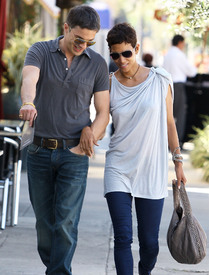 Halle Berry & Olivier Martinez out and about in Los Angeles 4.4.2011_02.jpg
