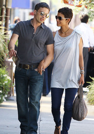 Halle Berry & Olivier Martinez out and about in Los Angeles 4.4.2011_04.jpg