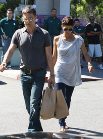 Halle Berry & Olivier Martinez out and about in Los Angeles 4.4.2011_05.jpg