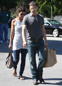 Halle Berry & Olivier Martinez out and about in Los Angeles 4.4.2011_22.jpg