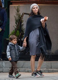 Chic_ The 34-year-old wore a slate grey tunic with a charcoal shawl wrapped around her shoulders .jpg