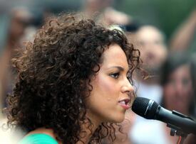 AliciaKeys_ABCsGoodMorningAmerica_NYC_280611_127.jpg