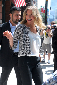 celebrity_paradise.com_TheElder_CameronDiaz2011_06_20_leavesherNewYorkCityhotel8.jpg