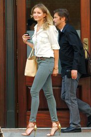 celebrity_paradise.com_TheElder_CameronDiaz2011_06_21_leavesherdowntownhotelinNewYork7.jpg