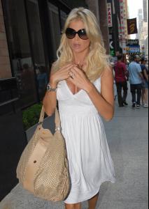 04579_Celebutopia_Victoria_Silvstedt_out_and_about_in_Manhattan_05_122_961lo.jpg