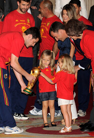Spanish King Meets FIFA 2010 World Cup Winning SpZwjXw8BJvl.jpg