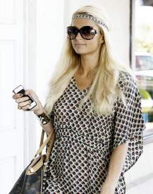 Paris Hilton shops for snacks at Pacific Coast Greens in Malibu465lo.jpg