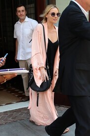 Margot Robbie Steps Out In NYC rzUpBF_7Ql0l.jpg