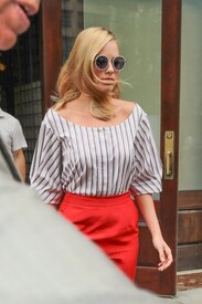 Margot Robbie Gets Car While NYC OtHQt2dZQaFl.jpg