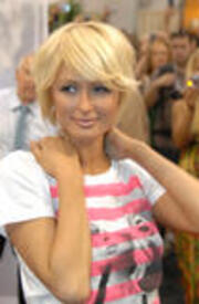 th_ParisHiltonpromotingherDollhousefashionline01.jpg