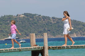 59275_Tikipeter_Liz_Hurley_and_family_in_St_Tropez_009_122_408lo.jpg