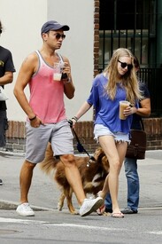 Amanda_Seyfried_goes_run_pal_dog_Finn_New_ag2_Cfl.jpg