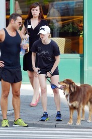 Amanda_Seyfried_goes_run_pal_dog_Finn_New_Ci_DMua.jpg