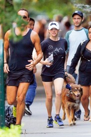 Amanda_Seyfried_goes_run_pal_dog_Finn_New_HT2_Pz_Y.jpg