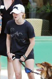 Amanda_Seyfried_goes_run_pal_dog_Finn_New_l4_GHZA.jpg