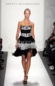 th_71891017Joanna_Mastroianni_Spring_2007__Runway.jpg