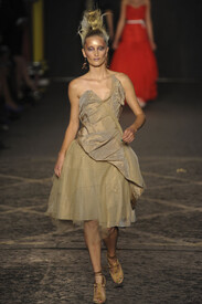 Vivienne_Westwood_Spring_2012_f2_TNu6_Bdx_XVx.jpg