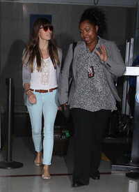 Jessica_Biel_Touches_Down_LAX_M7_Fkb5_WIgb_Jl.jpg