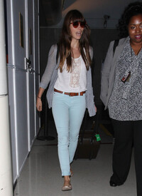 Jessica_Biel_Touches_Down_LAX_OY66pmr_Kx4il.jpg