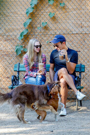 Amanda_Seyfried_male_friend_take_dog_Finn_ou_Ma_H0.jpg