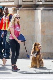 th_California_girl_Amanda_Seyfried_goes_walk_NFx_LVT.jpg