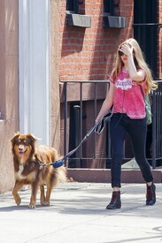 th_California_girl_Amanda_Seyfried_goes_walk_Qb_NCb1.jpg