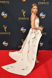 Sarah-Hyland--2016-Emmy-Awards--05.jpg