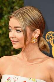 Sarah-Hyland--2016-Emmy-Awards--17.jpg